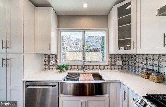 Building Photo - 4207 Woodland Dr