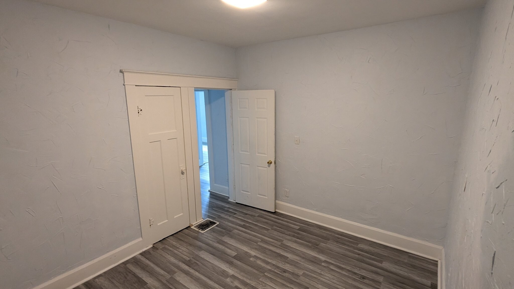 Building Photo - 1128 Manor Ct