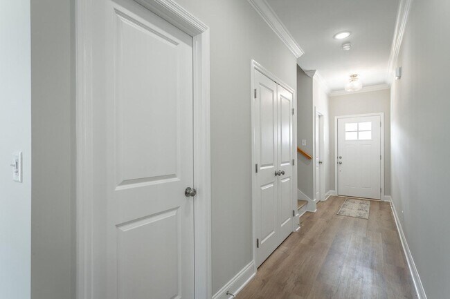 Building Photo - NEW 2 Bedroom Townhome in Cleveland!