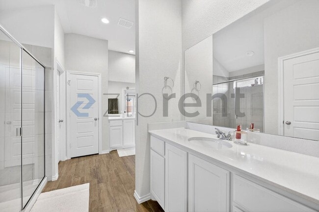 Building Photo - 2650 Streamside Dr