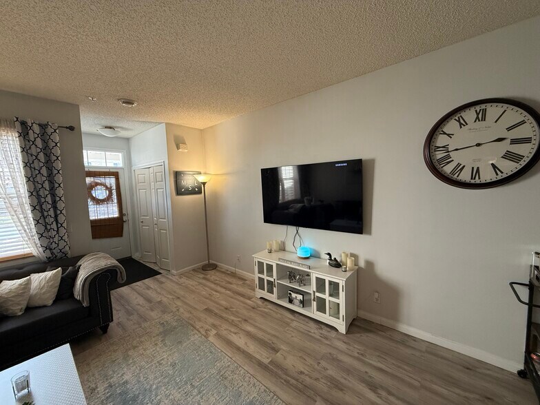 Building Photo - 452 W 84th St