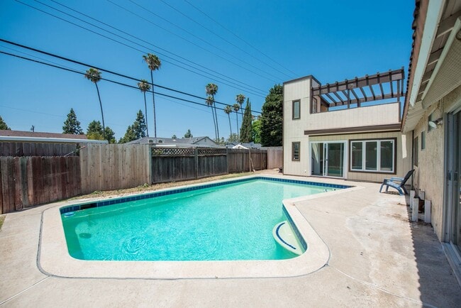 Building Photo - COSTA MESA: 3 Bedroom Single Story Home with a Pool