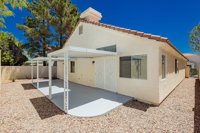 Building Photo - Peccole Ranch 3 Bed 2 Bath Gated Ascot Par...