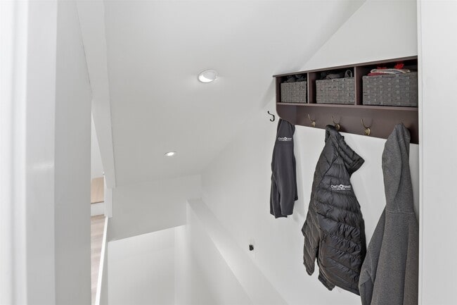 Building Photo - 253 Upper Mad River Rd