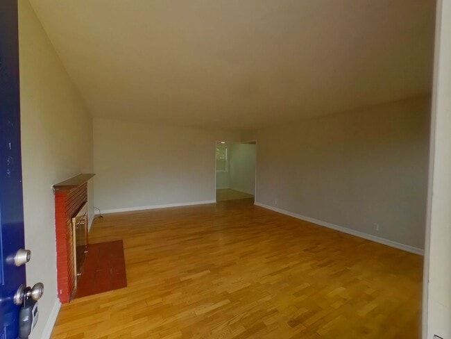 Building Photo - 3 bedroom family home