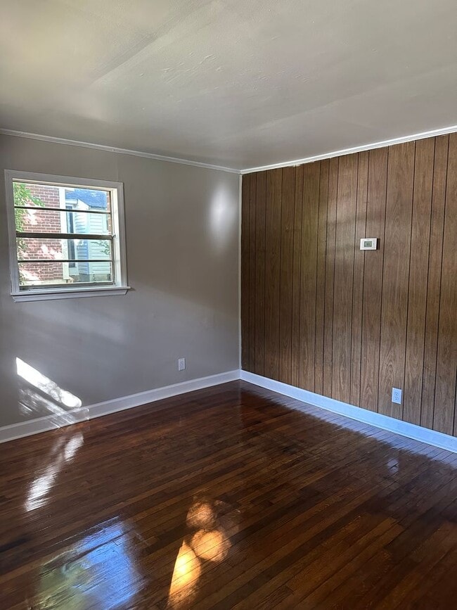 Building Photo - 3 Bedroom/1 bath home