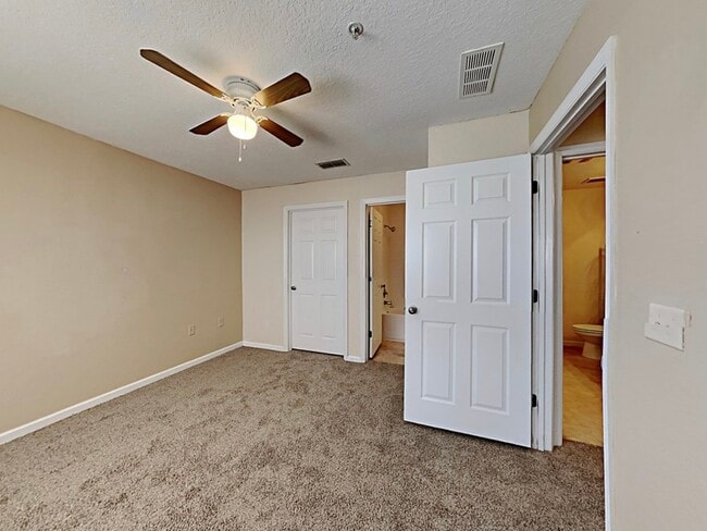 Building Photo - 5800 Lake Pointe Village Cir