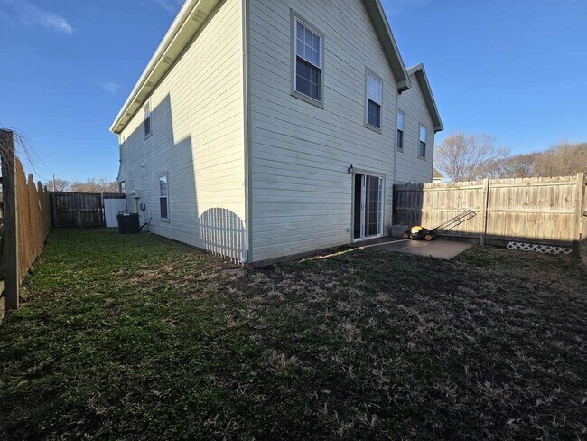 Building Photo - Spacious Town House!!