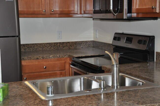 Building Photo - Big Brown - Walk to UK Pre-Leasing Now  Fa...
