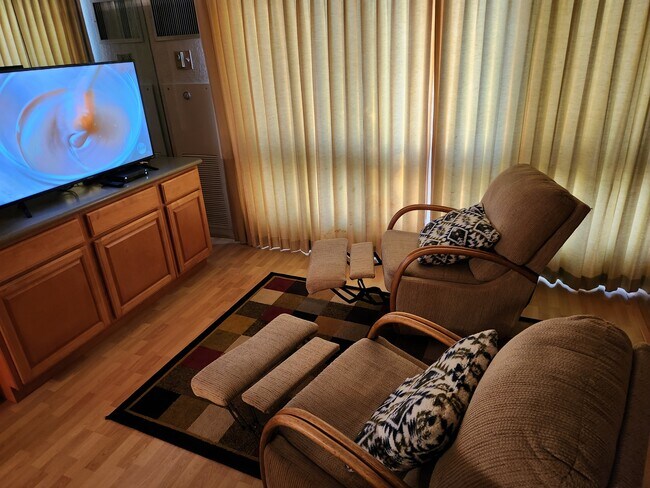 Watch TV with legs up - 300 Wai Nani Way