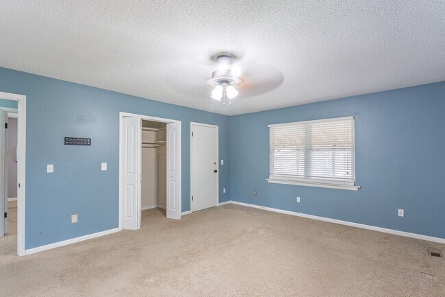 Building Photo - 4 Bedroom Rental in East Brainerd!