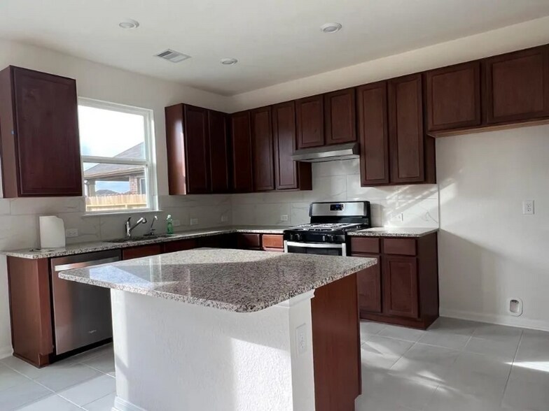 Building Photo - 7218 Bakersfield Ct