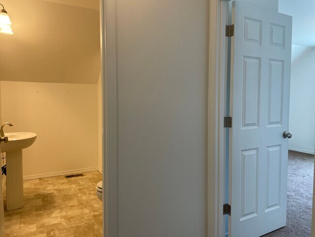 Building Photo - Beautiful 2 Bedroom 1.5 Bath 2 Story Home-...