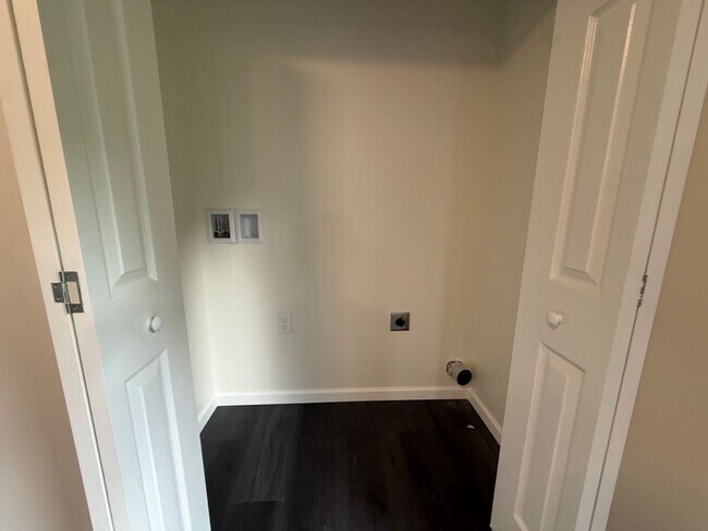 Building Photo - 4 Bedrooms, 2 Bathrooms - Home in Armuchee! **NEWLY REMODELED!!**