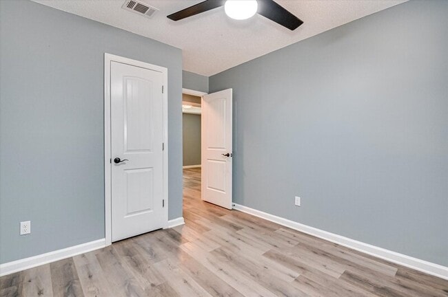 Building Photo - 2572 Tara Heights Cir