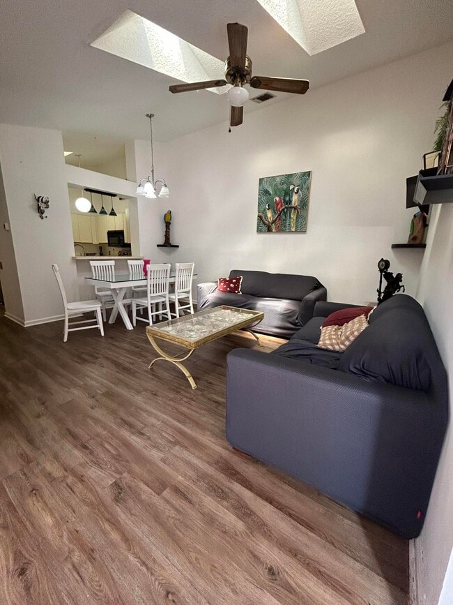 Building Photo - 1593 Hawthorne Pl