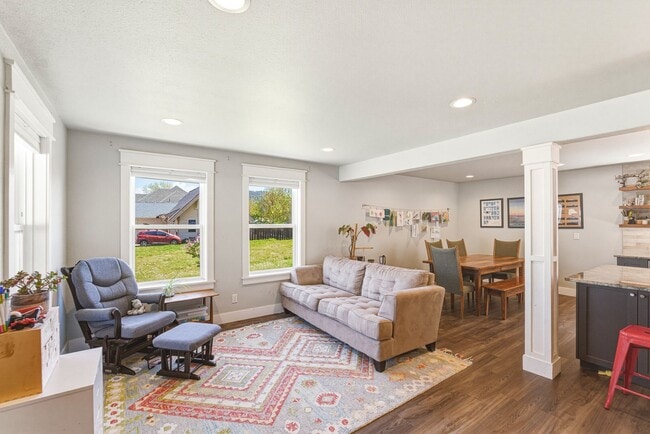 Building Photo - Bright & Spacious 4-Bedroom Haven Just Minutes from Leavenworth Village