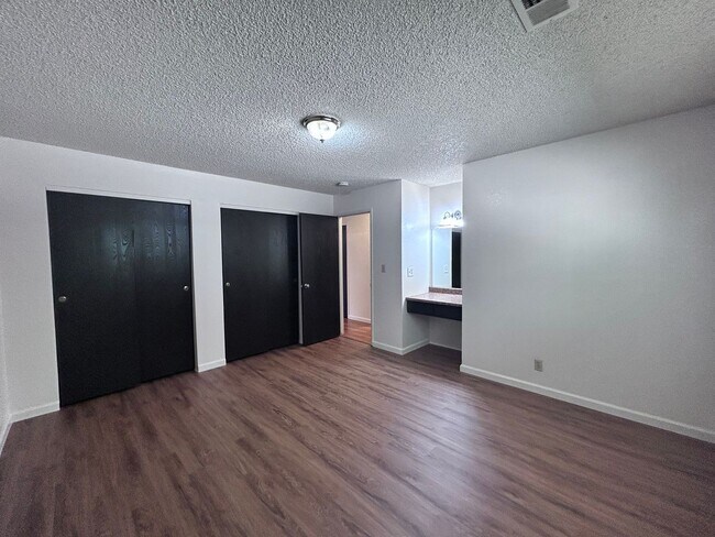 Building Photo - 955-957 Woodshire Way