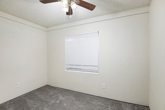 Building Photo - Updated Duplex 4 bed | 2 bath in Westwood!