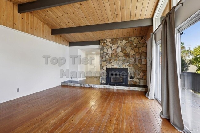 Building Photo - Beautiful 3 bedroom, 2 bath, 2,039 sqft hi...