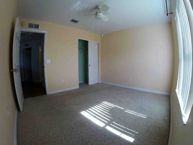 Building Photo - 5073 SW 40th Pl