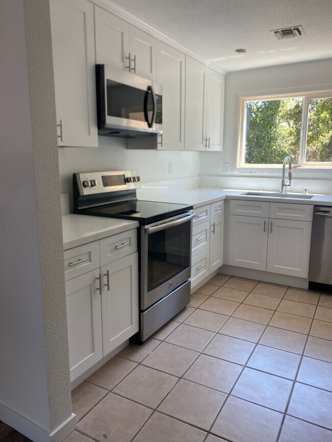 Building Photo - Louise