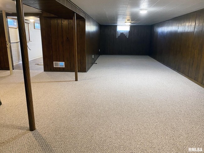 Building Photo - 1829 W Daytona Dr