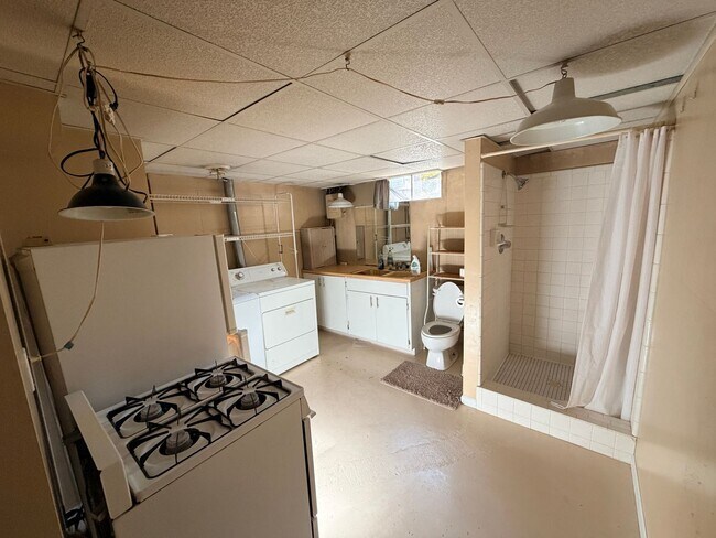 Building Photo - 2450 Porter St SW