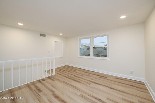 Building Photo - 136 7th St