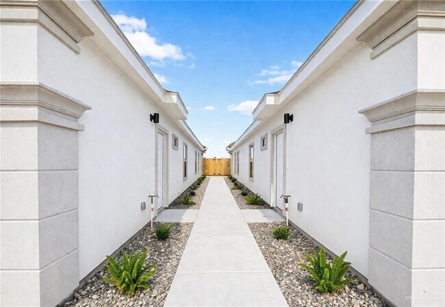 Building Photo - 11 Shavano Dr