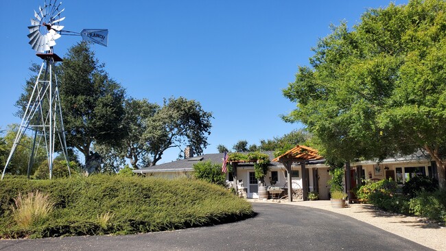 Building Photo - 910 Canyon Ridge Rd