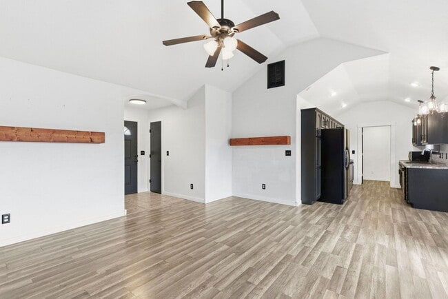 Building Photo - 3 Bedroom | 2 Bathroom | 2 Car Garage | Springfield MO | Fenced Back Yard!