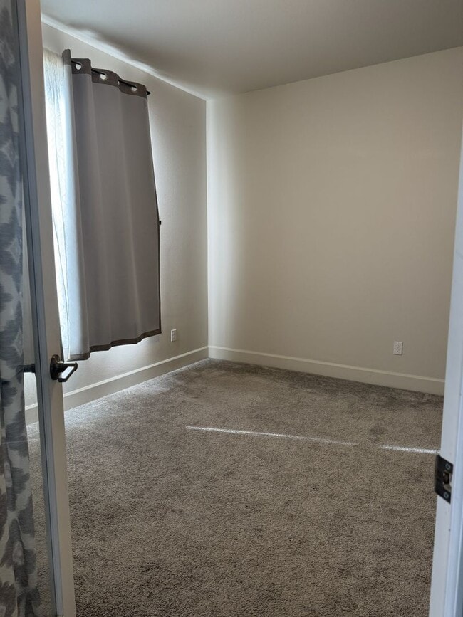 Building Photo - Lovely Open concept Low Maintenance