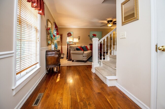 Building Photo - 3 bed, 2.5 bath Duplex