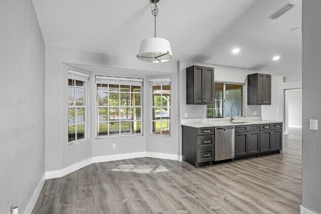 Building Photo - Stunning 3 Bed, 2 Bath Home in Vizcaya Estates