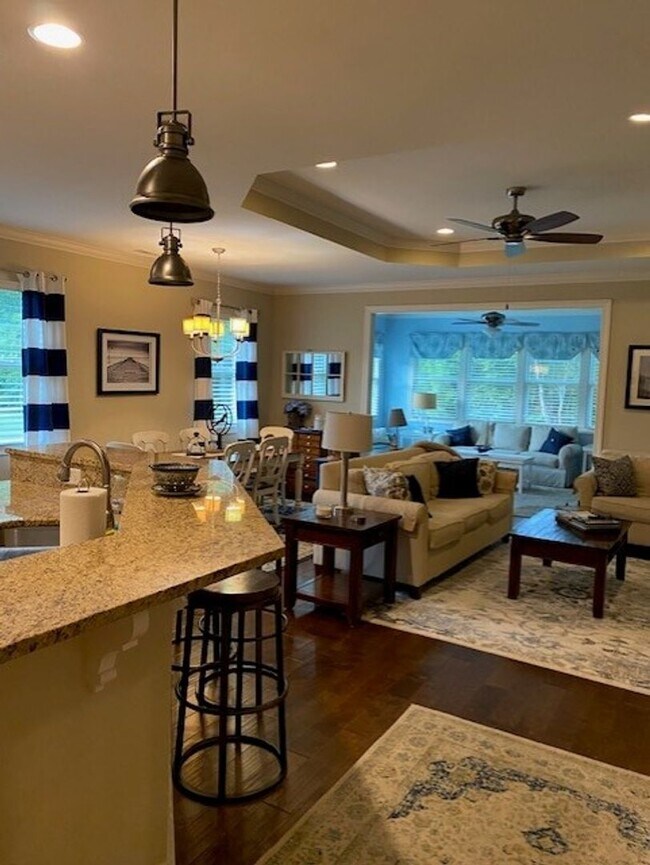 Building Photo - Amazing Furnished Town Home in Brunswick F...