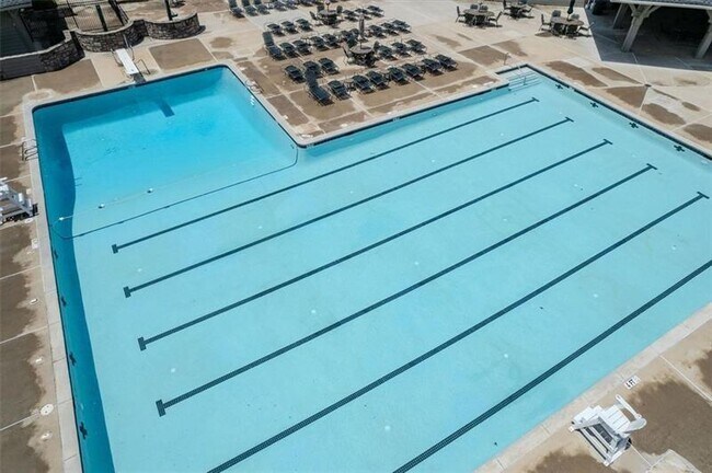 Building Photo - 718 Players Ct