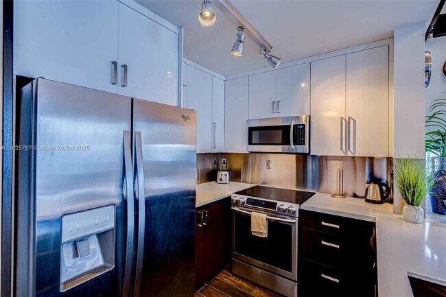 Building Photo - Sunset Harbour Drive, Miami Beach, FL 33139 - 2 BR 2 BA condo