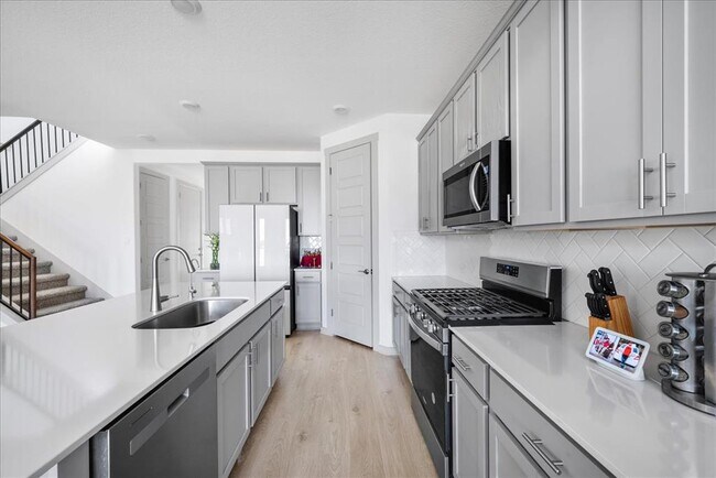 Building Photo - 420 Deerpath St