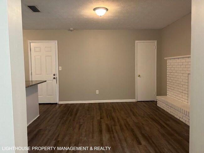 Building Photo - Spacious 4 Bed/2 Bath Home with HUGE Fence...
