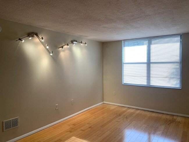 Building Photo - 701 S Madison Ave