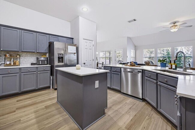 Building Photo - 400 Ranier Ln