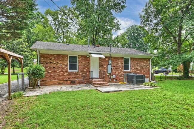 Building Photo - 2840 Edsel Pl