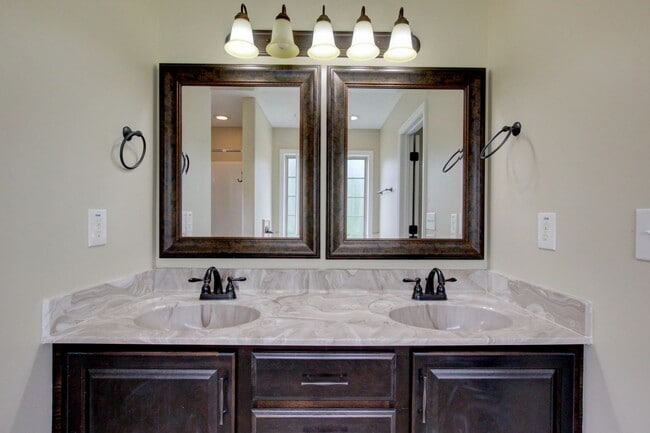 Building Photo - Sweet 3 bed 2 bath clost to post and I-24.