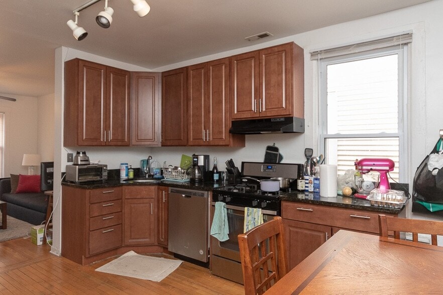 Building Photo - 2627 N Marshfield Ave