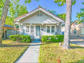 Building Photo - 208 W Lobit Ave