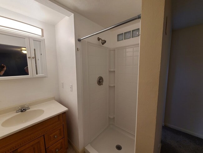 Building Photo - Large 2 Bedroom Home