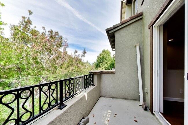 Building Photo - 485 Chagall St