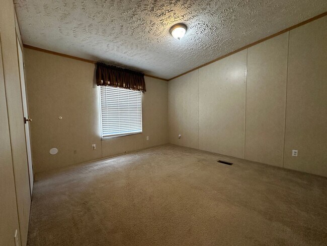 Building Photo - Spacious 4 bedroom/2 bath home for rent - ...