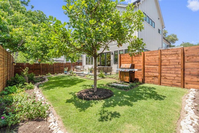 Building Photo - 1217 1/2 W 39th St